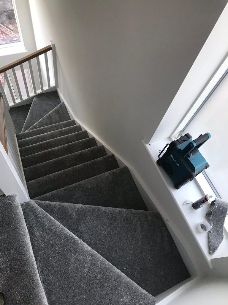 324024955_1158099038178188_7799538257838037279_n grey carpet fitted on the stairs